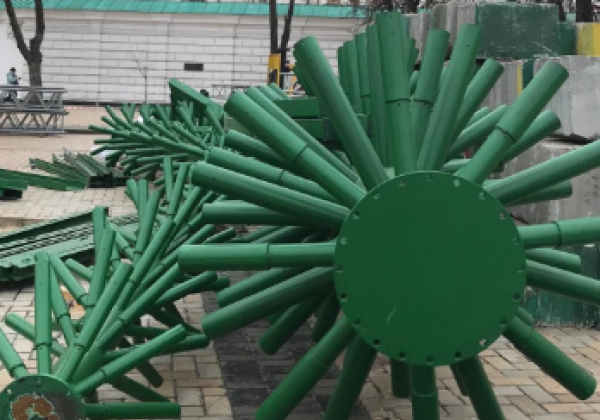 В центре Киева начали собирать елку на Новый год 2020, опубликованы фото