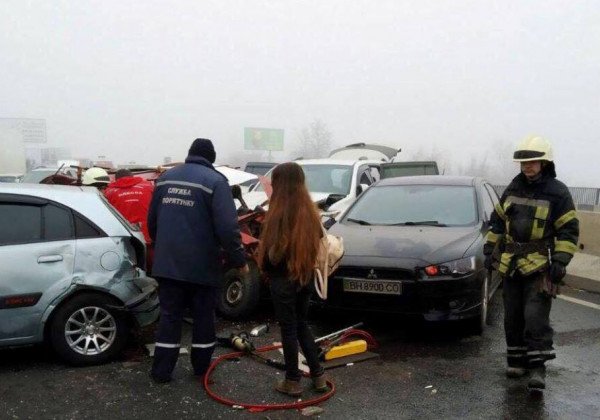"Переломы ног, сотрясение": под Одессой столкнулись 11 авто