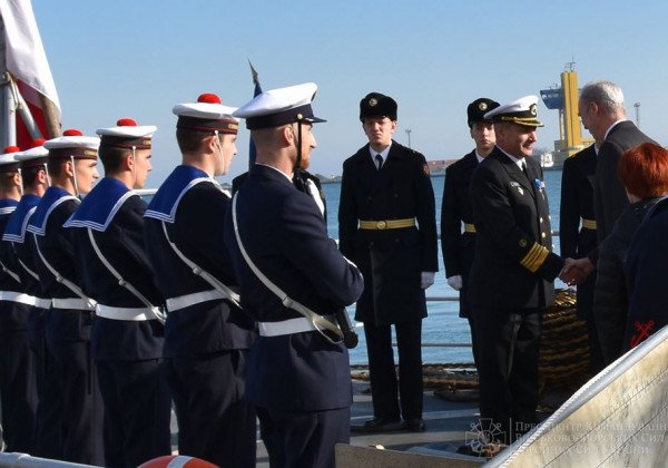 Макрон наградил командующего ВМС почетным орденом Франции