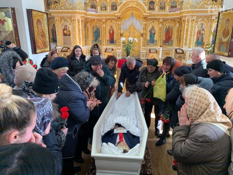 В Прилуках прощаются с погибшим при таинственных обстоятельствах подростком