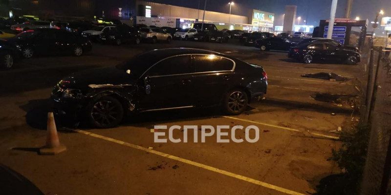 В Киеве Lexus вылетел на тротуар и раздавил людей: погибла женщина - фото 18+