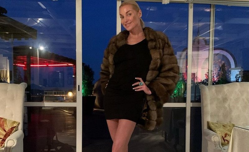 "Алкашка, перекосило, кто это тр*хает?": Волочкова ужаснула в полупрозрачном платье