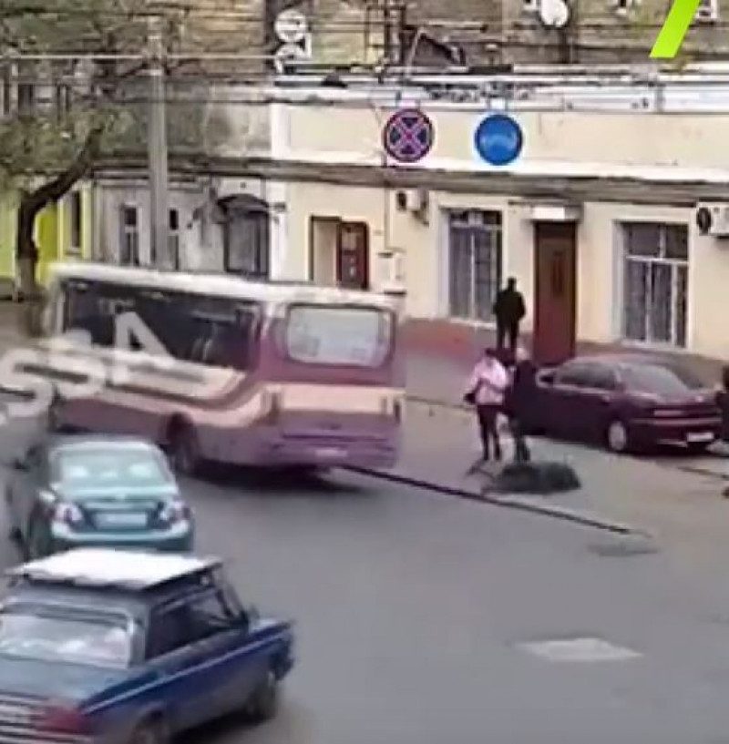 На крутом вираже: в Одессе женщина на скорости вылетела из маршрутки - видео