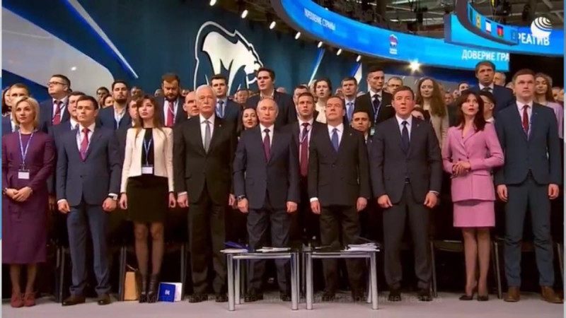 "Так сурово еще никто не троллил": Сеть взорвало курьезное фото Путина и Медведева