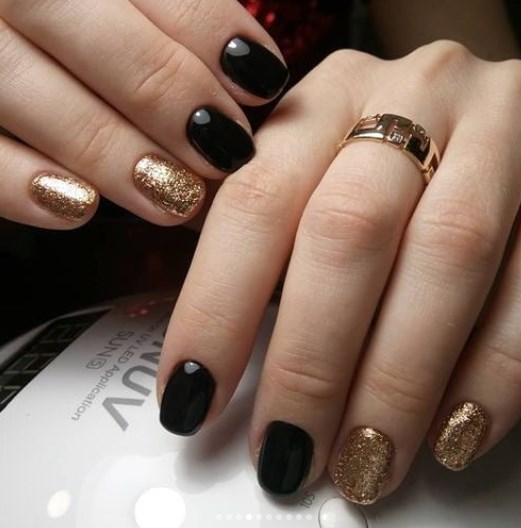 Черный новогодний маникюр 2020