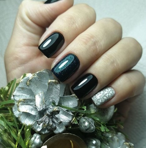 Черный новогодний маникюр 2020