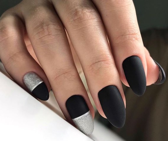 Черный новогодний маникюр 2020