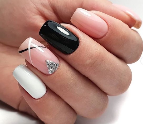 Черный новогодний маникюр 2020