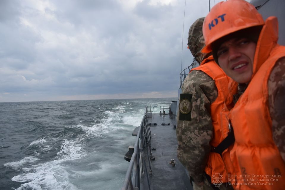 Корвет Прилуки с кораблем НАТО Корвет Прилуки с кораблем НАТО