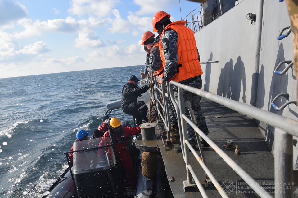 Корвет Прилуки с кораблем НАТО Корвет Прилуки с кораблем НАТО