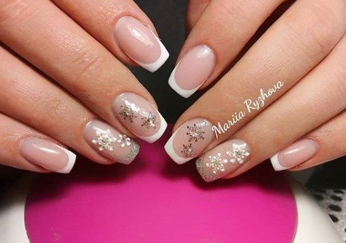 Простой новогодний маникюр 2020
