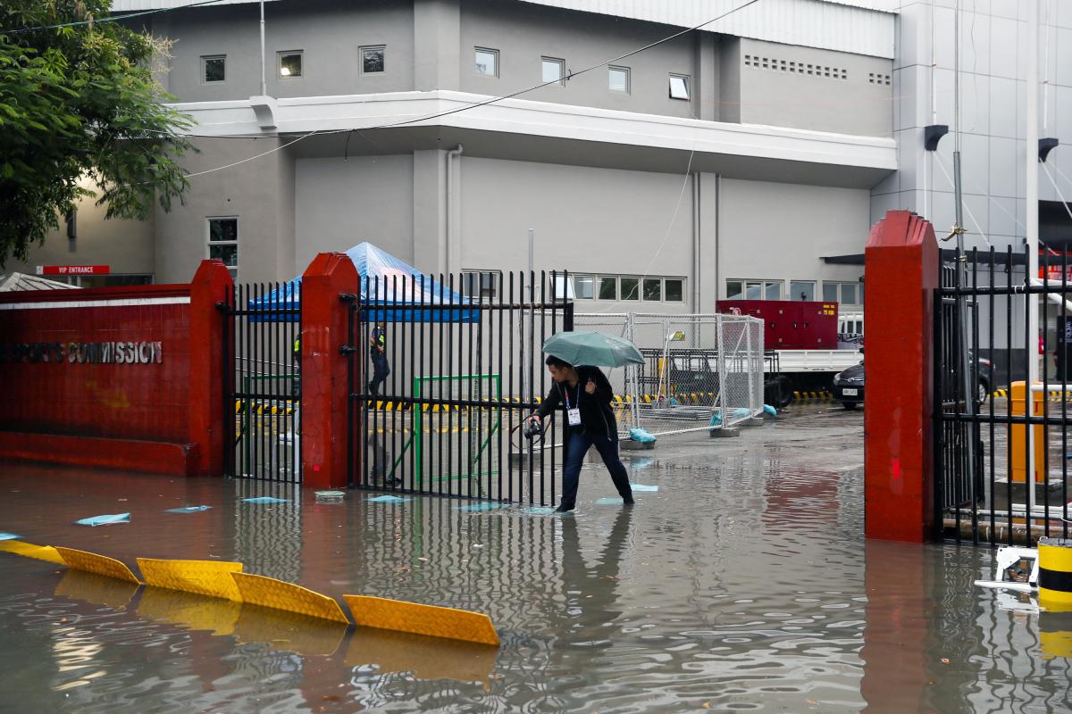 В результате тайфуна Каммури на Филиппинах погибли по меньшей мере 17 человек