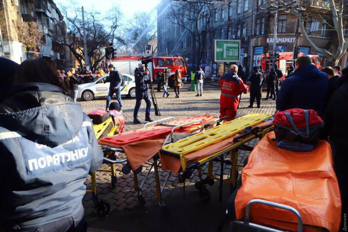 В результате пожара в одесском колледже госпитализирован 21 человек В результате пожара в одесском колледже госпитализирован 21 человек