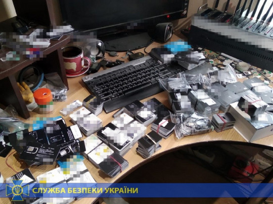 В Киеве накрыли крупную ботоферму / Пресс-служба СБУ В Киеве накрыли крупную ботоферму / Пресс-служба СБУ