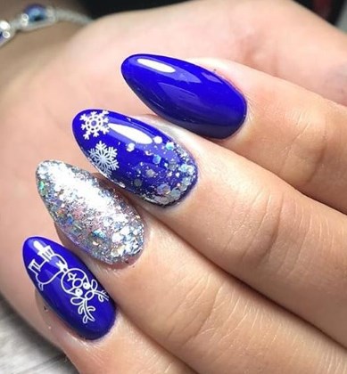 Красивый синий маникюр на Новый год 2020 