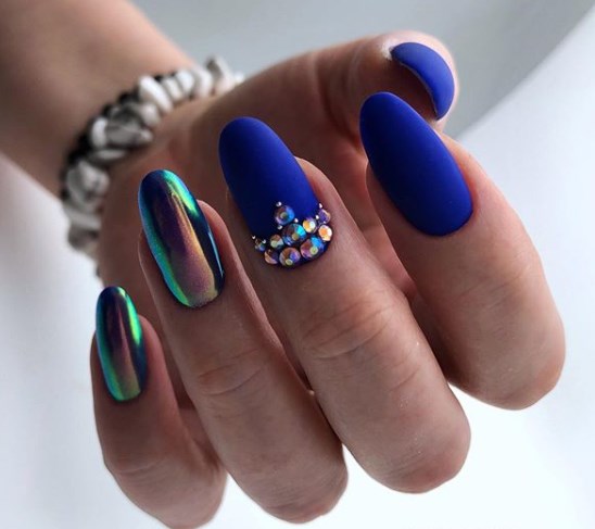 Красивый синий маникюр на Новый год 2020 