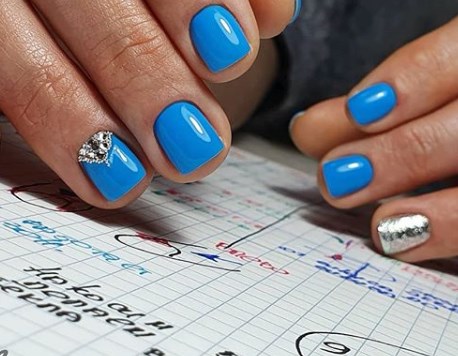 Красивый синий маникюр на Новый год 2020 