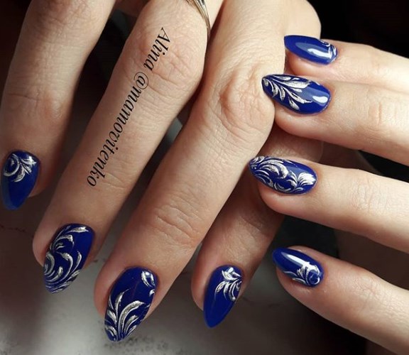 Красивый синий маникюр на Новый год 2020 