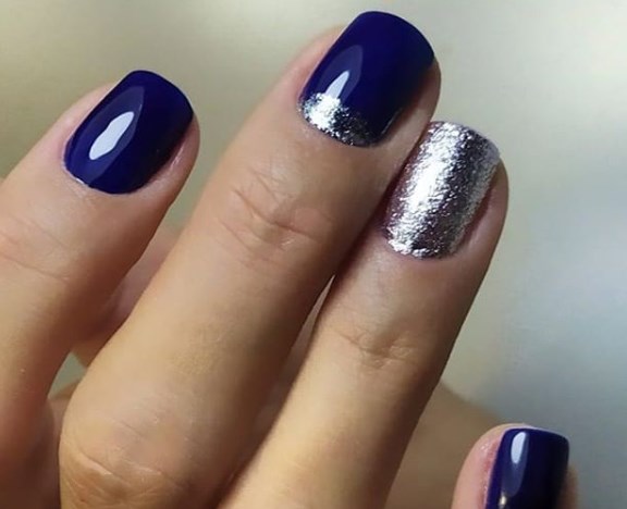 Красивый синий маникюр на Новый год 2020 