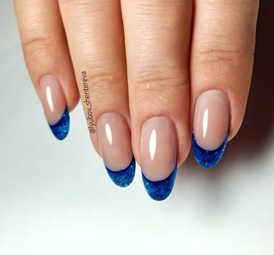 Красивый синий маникюр на Новый год 2020 