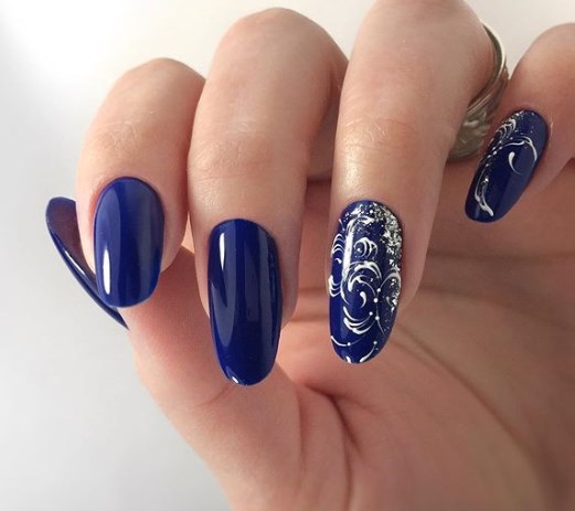 Красивый синий маникюр на Новый год 2020 