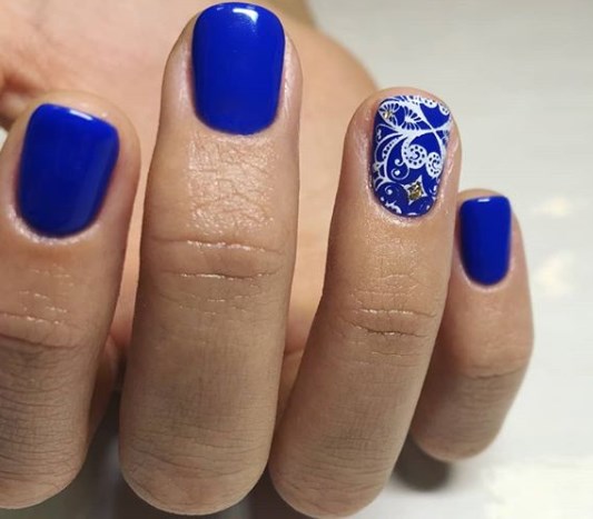 Красивый синий маникюр на Новый год 2020 