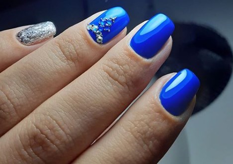 Красивый синий маникюр на Новый год 2020 