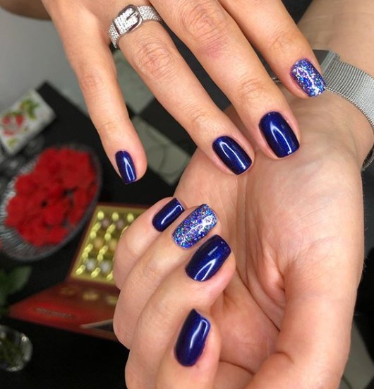 Красивый синий маникюр на Новый год 2020 