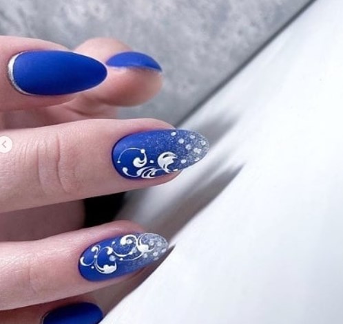 Красивый синий маникюр на Новый год 2020 