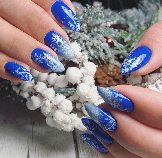 Красивый синий маникюр на Новый год 2020 
