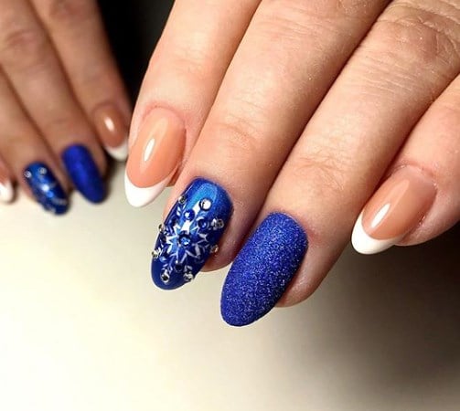 Красивый синий маникюр на Новый год 2020 