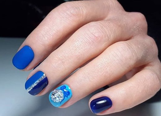 Красивый синий маникюр на Новый год 2020 