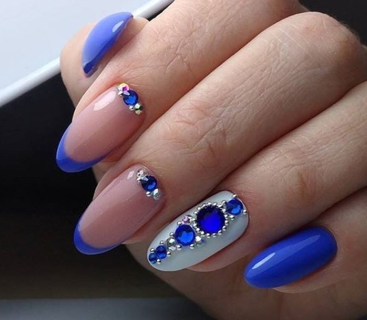 Красивый синий маникюр на Новый год 2020 