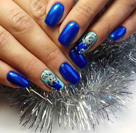 Красивый синий маникюр на Новый год 2020 