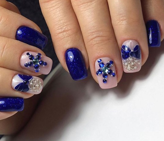 Красивый синий маникюр на Новый год 2020 