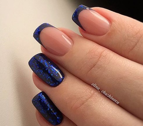 Красивый синий маникюр на Новый год 2020 