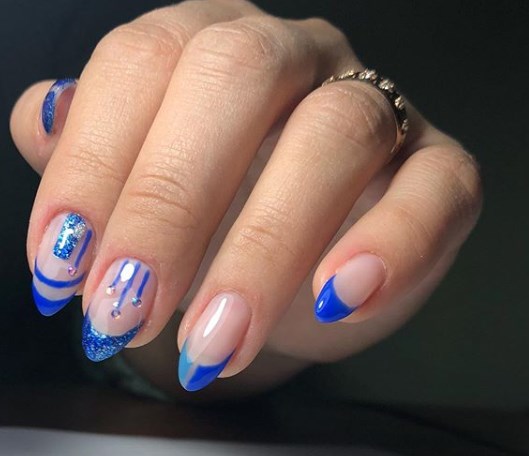 Красивый синий маникюр на Новый год 2020