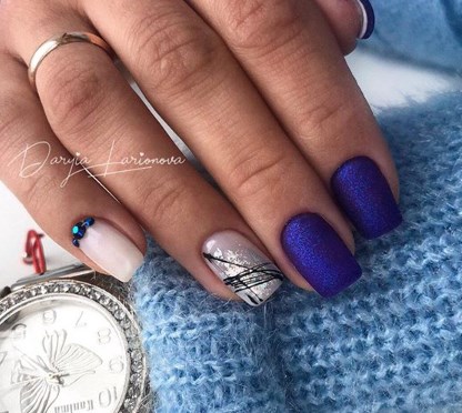 Красивый синий маникюр на Новый год 2020