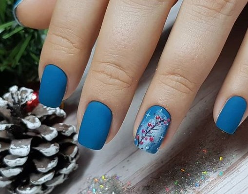 Красивый синий маникюр на Новый год 2020