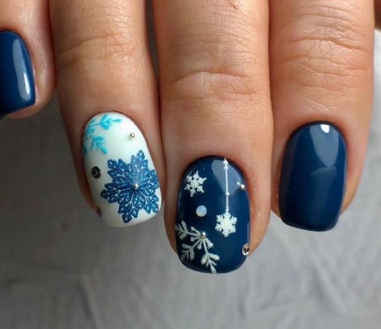 Красивый синий маникюр на Новый год 2020