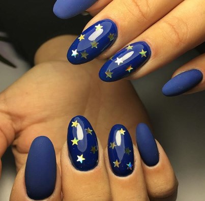 Красивый синий маникюр на Новый год 2020