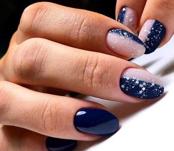 Красивый синий маникюр на Новый год 2020