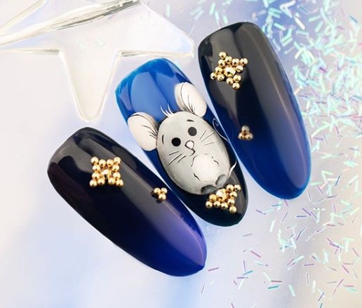 Красивый синий маникюр на Новый год 2020