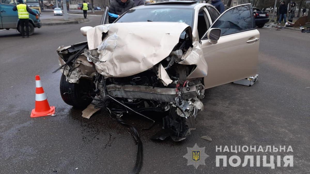 В Николаеве столкнулись Lexus и такси, погибли два человека В Николаеве столкнулись Lexus и такси, погибли два человека