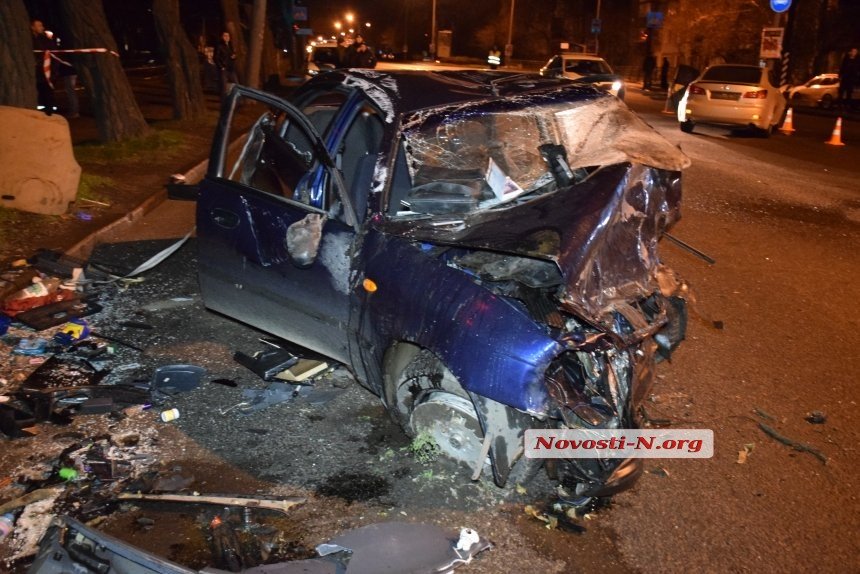 В Николаеве столкнулись Lexus и такси, погибли два человека В Николаеве столкнулись Lexus и такси, погибли два человека