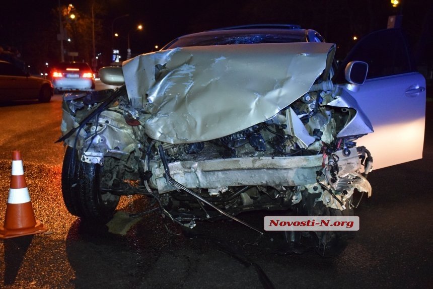 В Николаеве столкнулись Lexus и такси, погибли два человека В Николаеве столкнулись Lexus и такси, погибли два человека