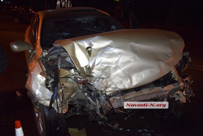 В Николаеве столкнулись Lexus и такси, погибли два человека В Николаеве столкнулись Lexus и такси, погибли два человека