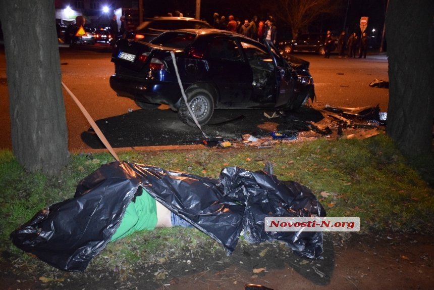 В Николаеве столкнулись Lexus и такси, погибли два человека В Николаеве столкнулись Lexus и такси, погибли два человека