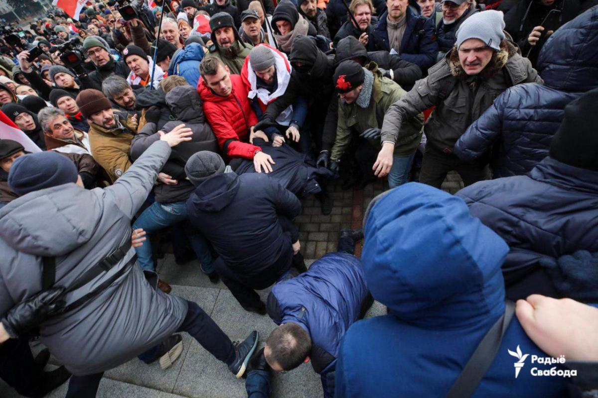 Побои и аресты: в Минске бунтуют против 