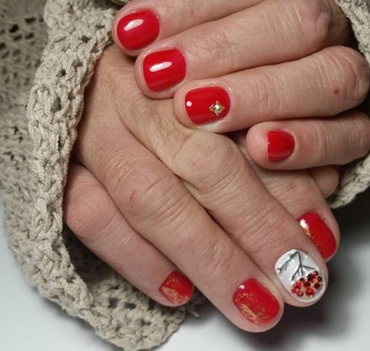 Красный новогодний маникюр 2020